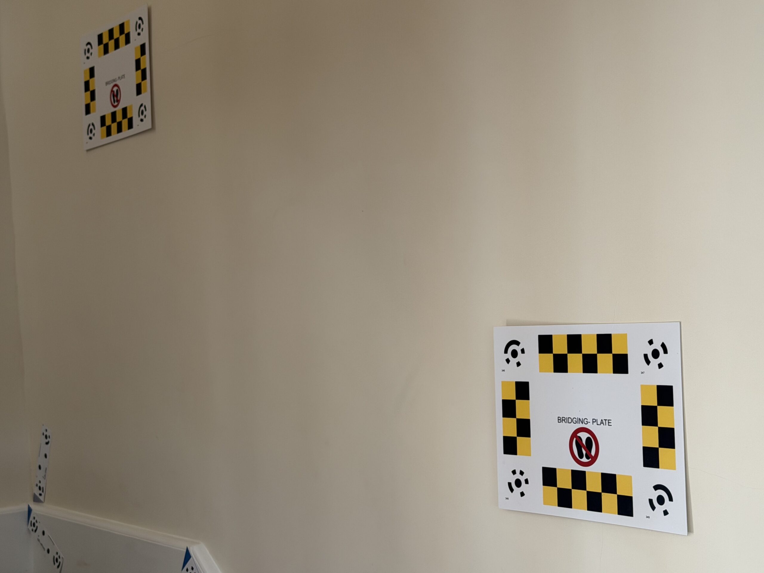 bridging plates connecting markers during a photo-survey